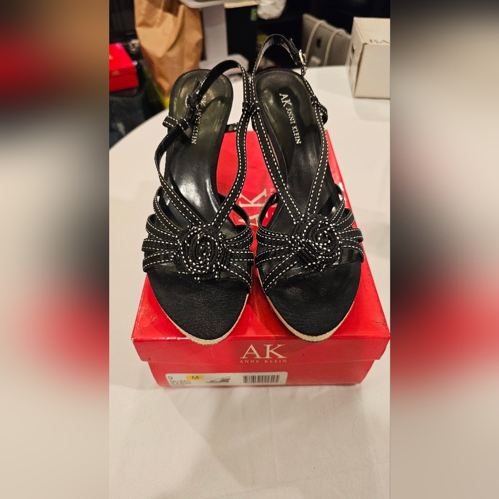 Anne Klein Halliday 1 on black and white fabric 5 in wedge, gently used